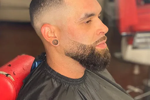 Dégradé haut avec barbe pleine taillée et contours nets