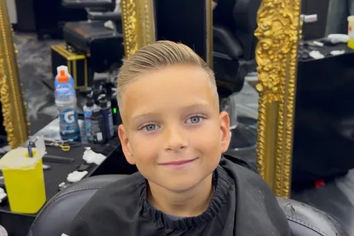 Coupe enfant : dessus coiffé sur le côté avec dégradé court